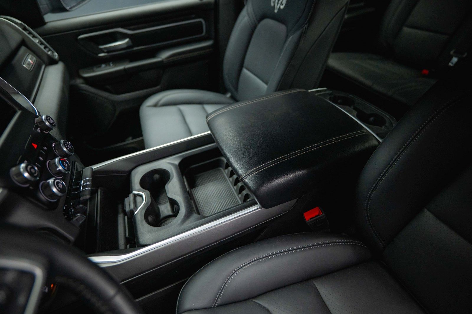 Fahrzeugabbildung Dodge RAM 5.7 V8 HEMI 4x4 OFFROAD Night-Paket *LED*19%