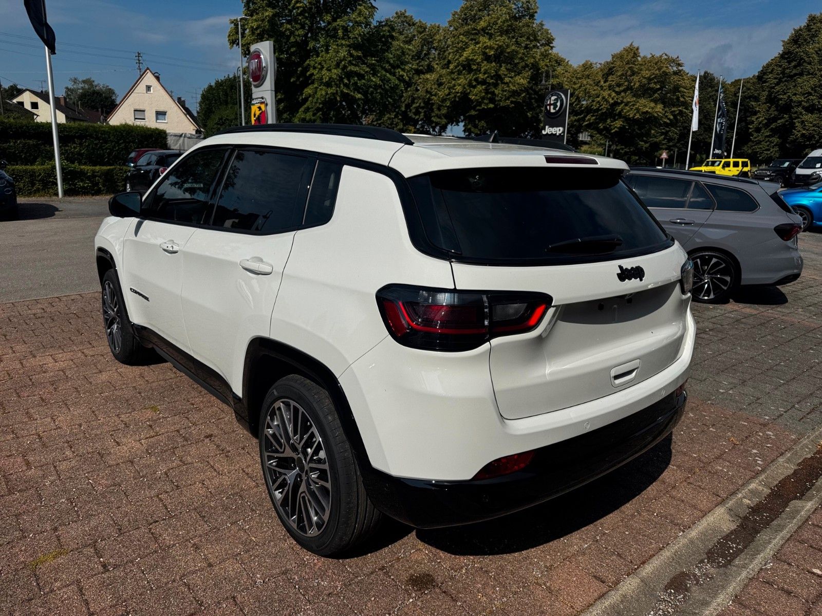 Fahrzeugabbildung Jeep Compass 1.5l Summit Navi Sitzbelüftung 360° ACC
