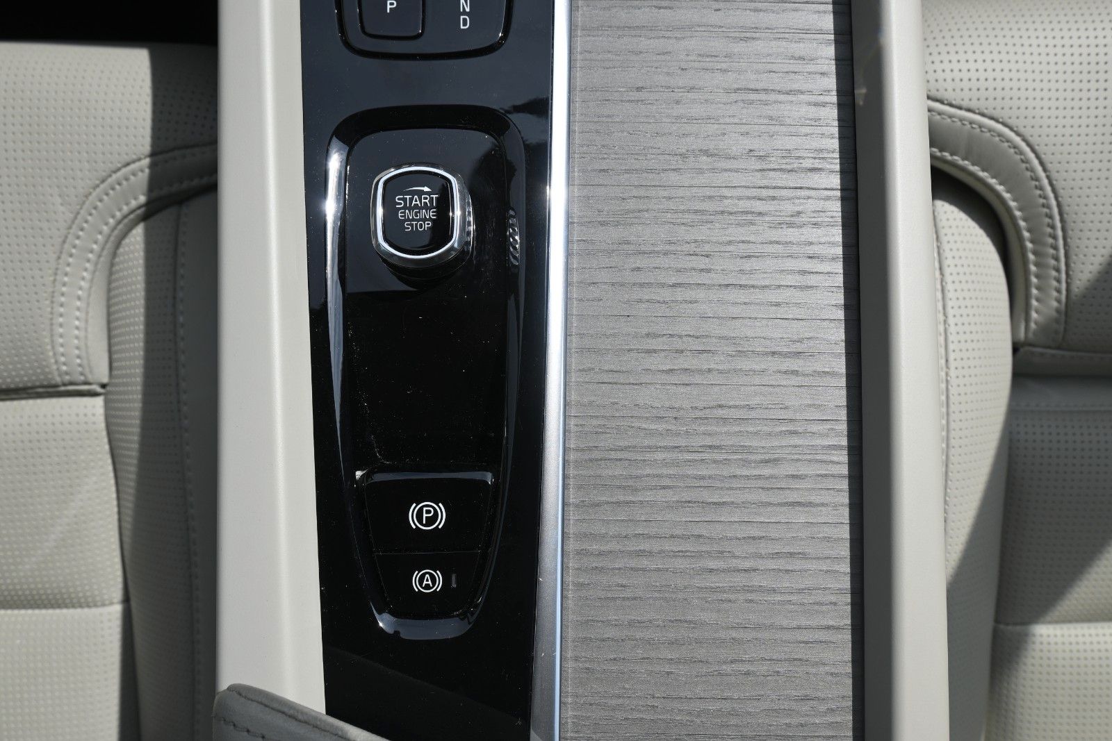Fahrzeugabbildung Volvo XC60 B5D AWD Ultimate Dark*LED*PANO*STHZ*H&K*360