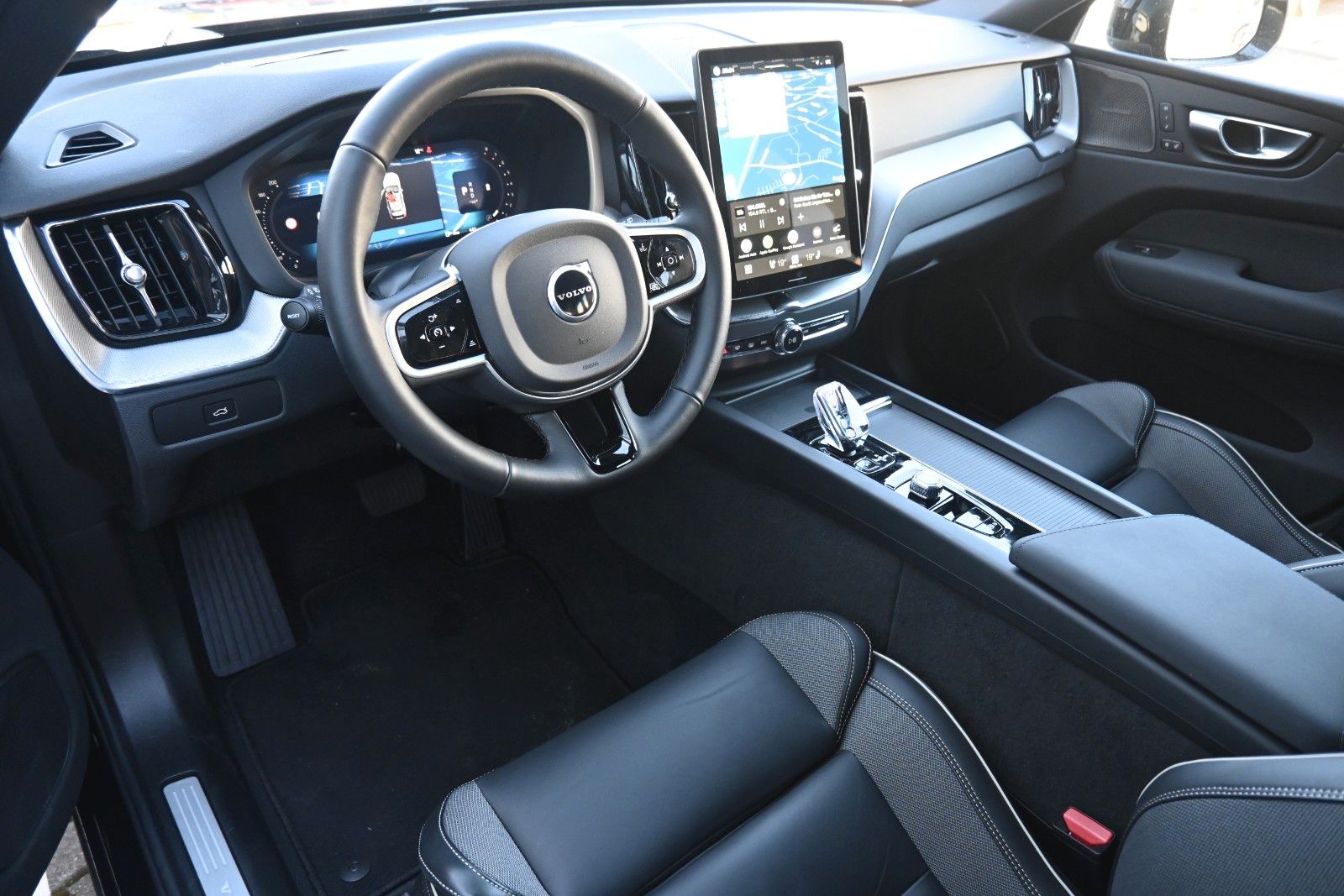Fahrzeugabbildung Volvo XC60 B5 AWD Plus Black Edition*FSHZG*PANO*360°*