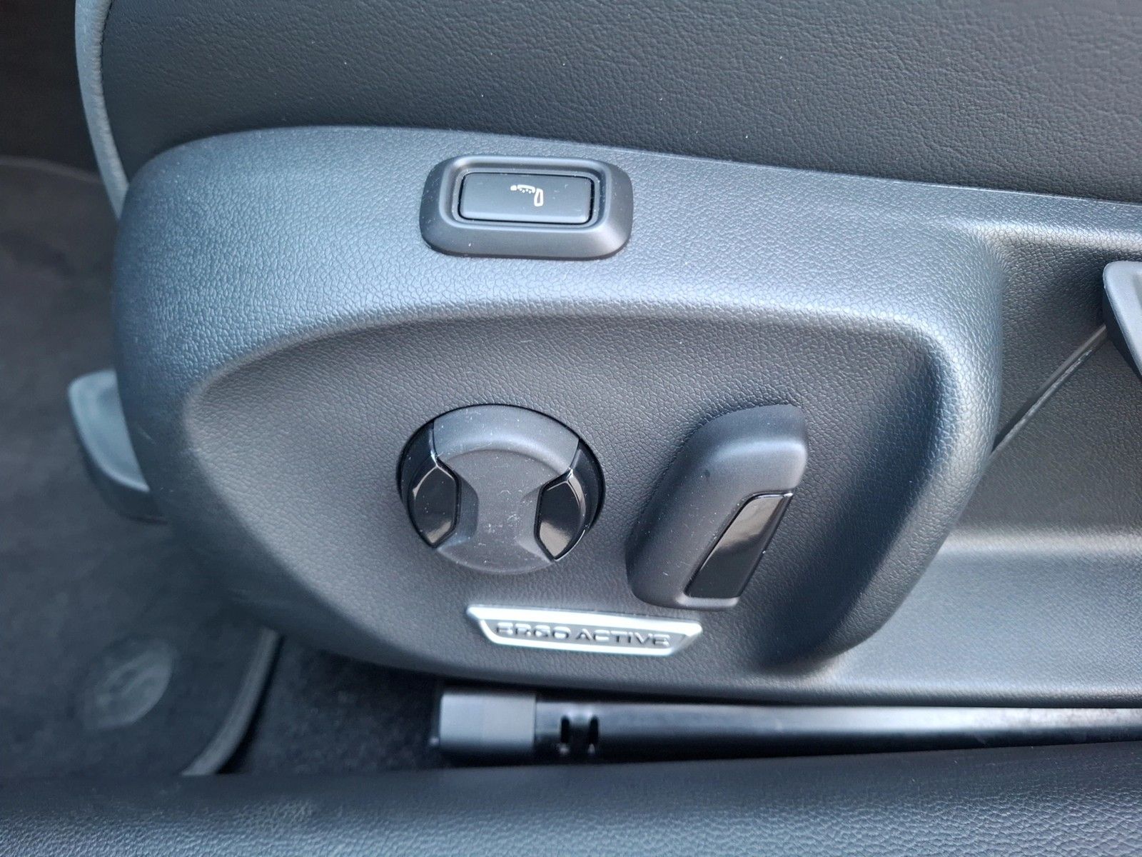 Fahrzeugabbildung Volkswagen Passat Variant eTSI Business DSG LED Navi AID HU