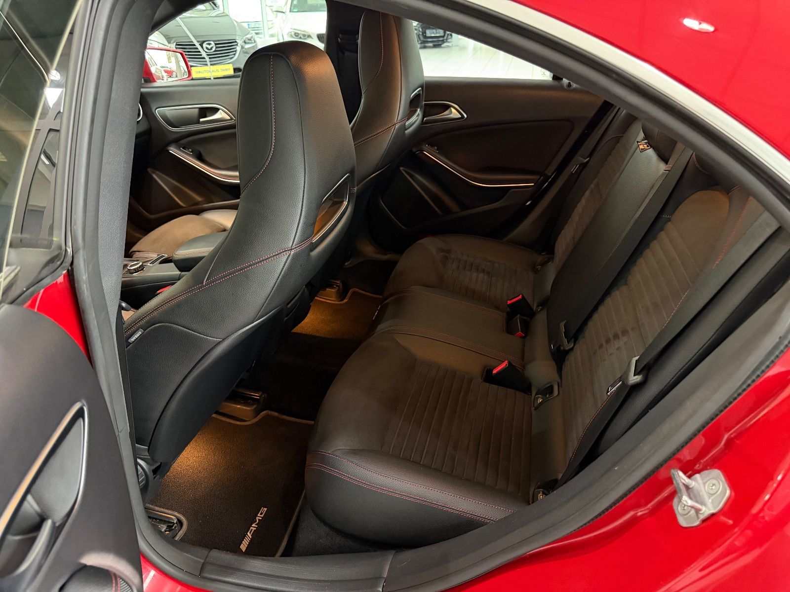 Fahrzeugabbildung Mercedes-Benz CLA 200 D AMG LINE / ROT
