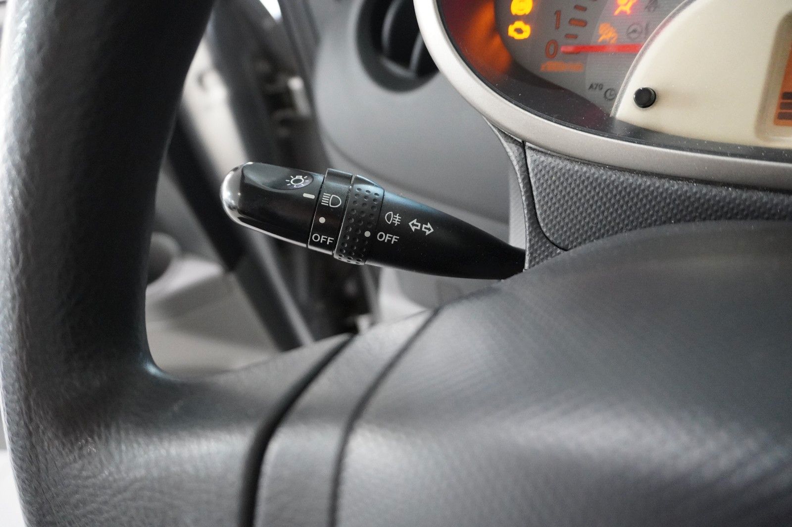 Fahrzeugabbildung Daihatsu Sirion 1.0 5-TÜR KLIMA/CD/AUX/8-FACH/TÜV