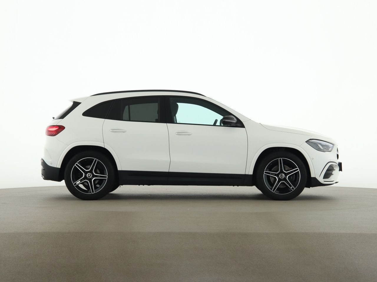 Mercedes-Benz GLA 180 Edition AMG AHK Distr. 360 Multibeam LED foto 8