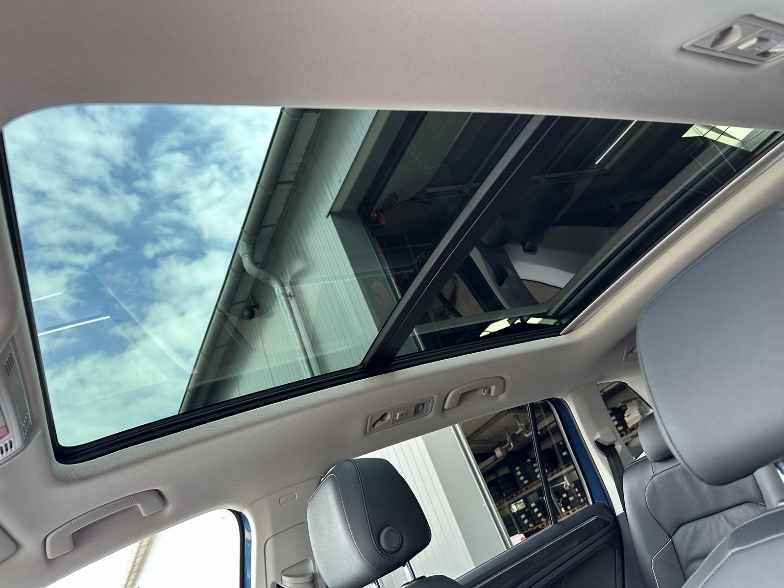 Fahrzeugabbildung Volkswagen Tiguan Allspace 2.0 TDI DSG 4M HL NAV+LED+PANO