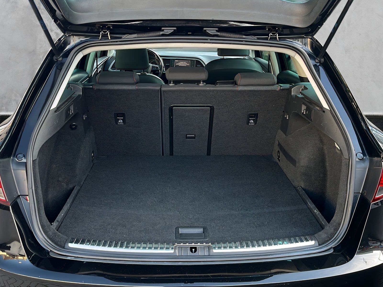 Fahrzeugabbildung SEAT Leon 2.0 TDI ST FR DSG NAVI PANO LED TEMPOMAT