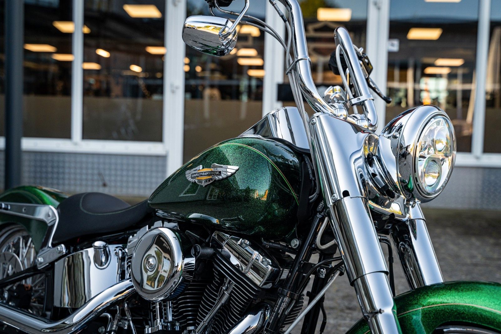 Fahrzeugabbildung Harley-Davidson FLSTN Softail Deluxe 103 - Chicano Candy Green