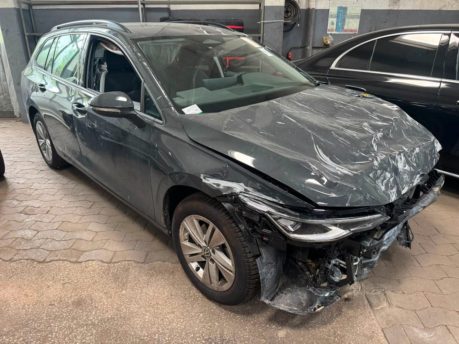 Volkswagen Golf VIII Variant 1.5 TSI 85 kW Life * UNFALL
