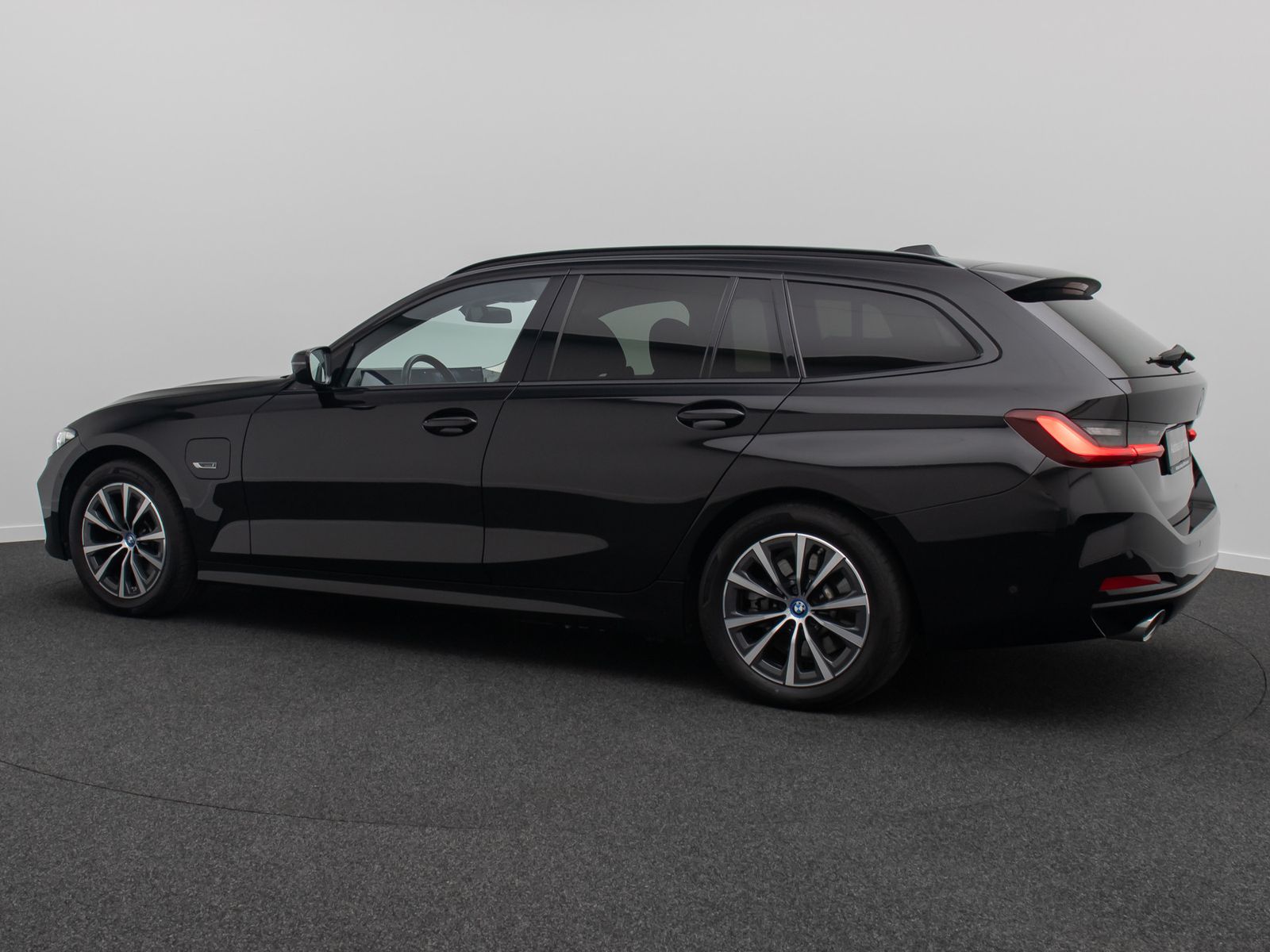 Fahrzeugabbildung BMW 330e Kamera DAB Stop&Go AHK Sport Fernlichtassis