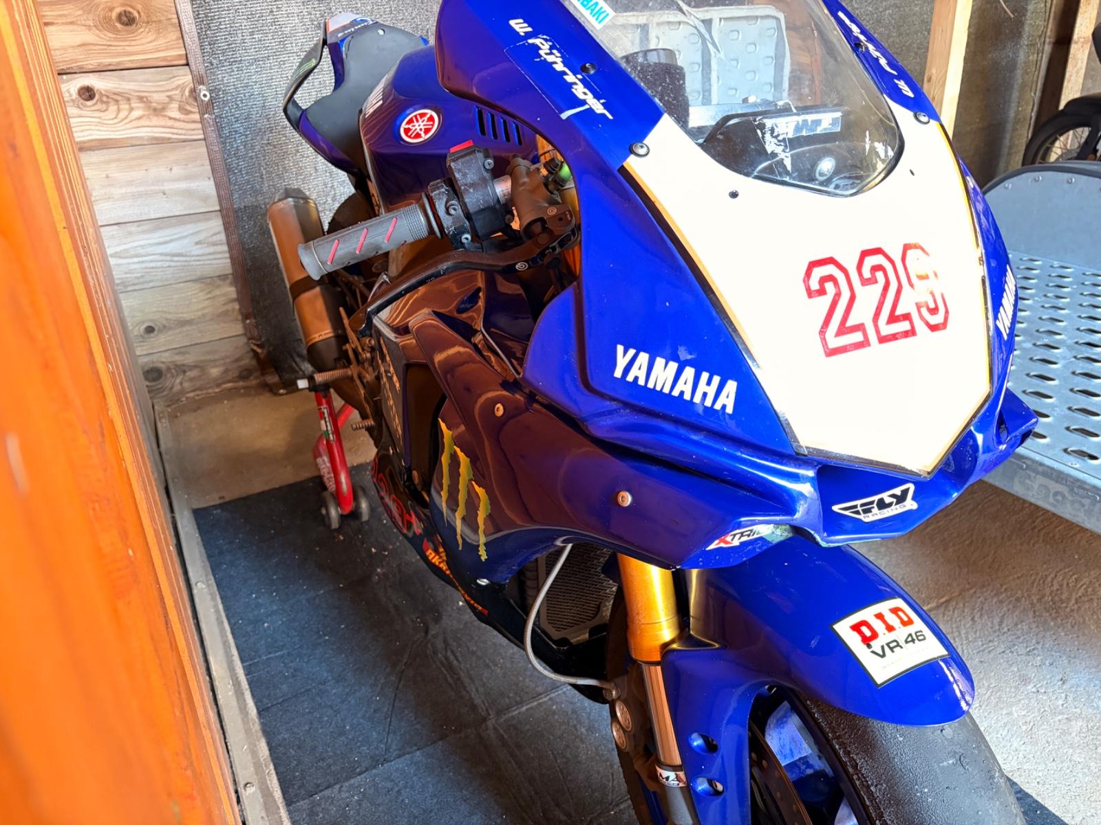 Yamaha R1 RN49 Racebike mit Öhlins Fahrwerk