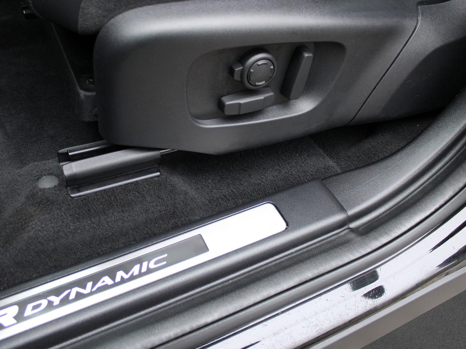 Fahrzeugabbildung Land Rover Land Rover Discovery Sport P300e R-Dynamic SE