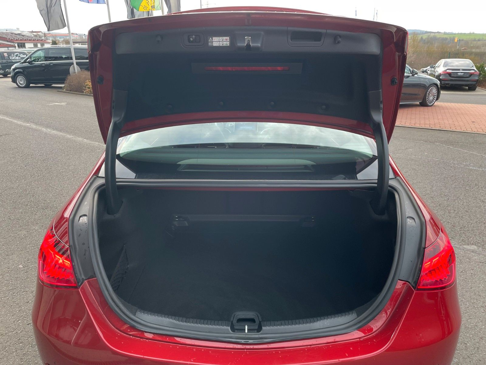 Fahrzeugabbildung Mercedes-Benz C 220 d AVANTGARDE AHK+HUD+DISTR+R-Kamera+Carpla