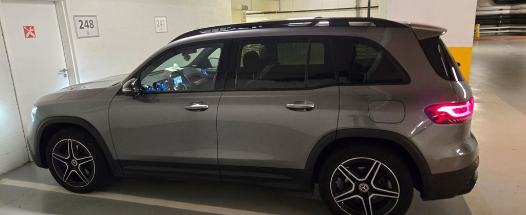Image of Mercedes-Benz GLB 180