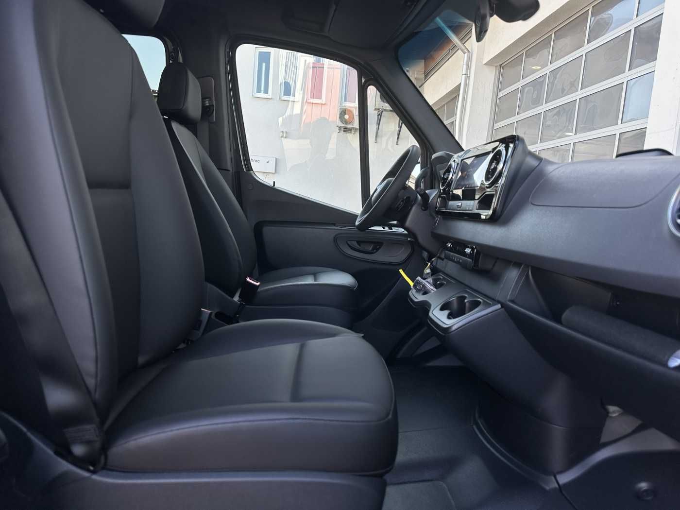 Fahrzeugabbildung Mercedes-Benz Sprinter 319 CDI DoKa 3665 4x4 Klima AHK LED