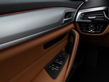 Fahrzeugabbildung BMW 520d Kamera HUD DAB Lenkrhzg Massage AHK Alarm