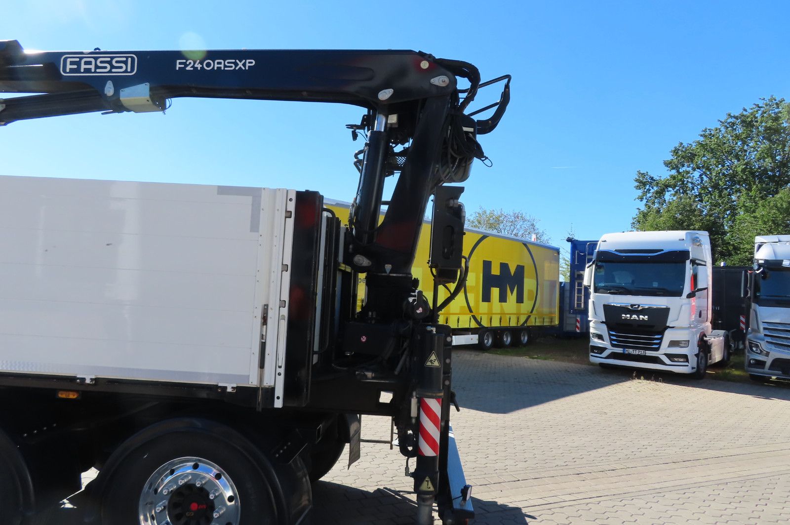 Fahrzeugabbildung Andere Wiese Baustoffauflieger - Heckkran Kran Fassi