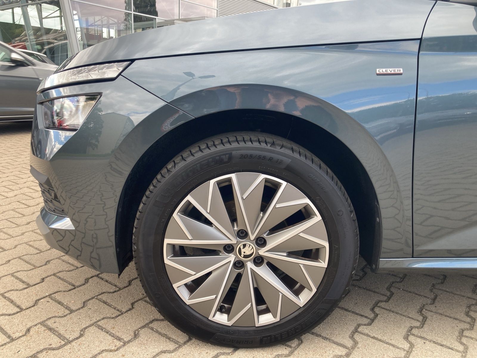 Fahrzeugabbildung SKODA Kamiq TSI Clever LED AHK Navi AID PDC SH