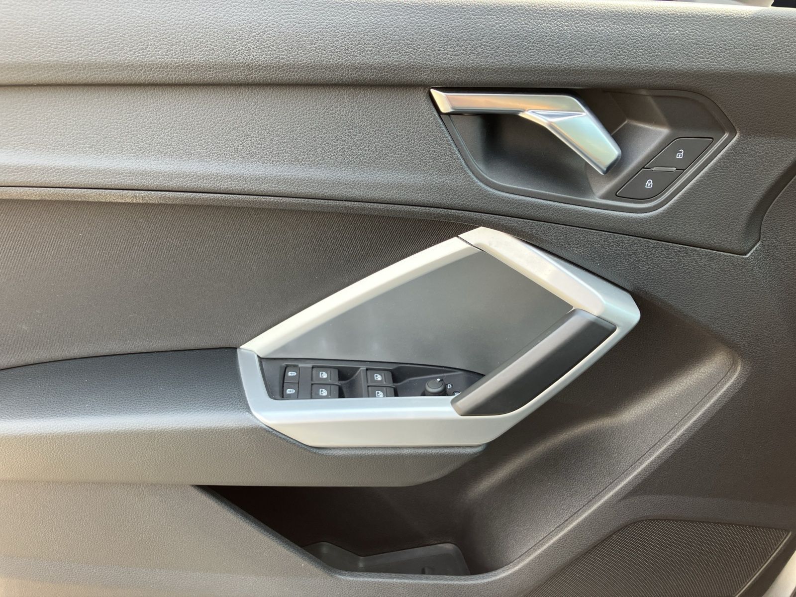 Fahrzeugabbildung Audi Q3 40 TFSI quattro S-tronic LED 18" AVC SHZ