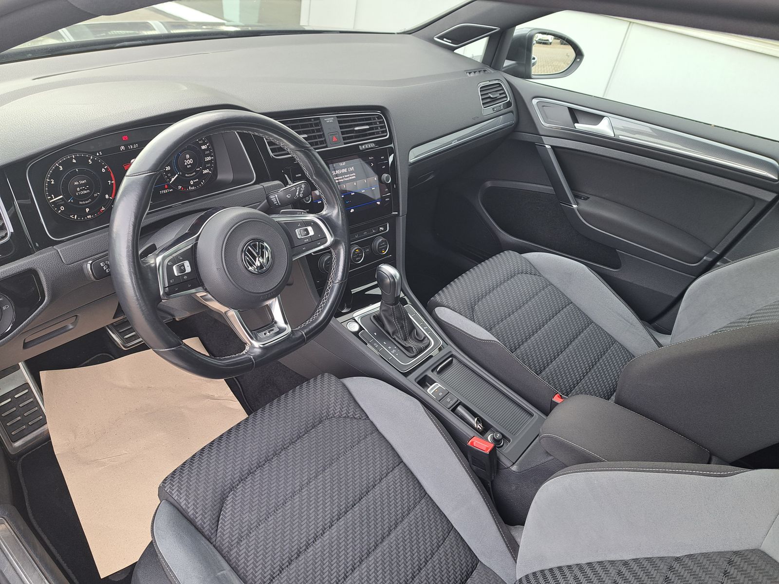 Fahrzeugabbildung Volkswagen Golf 2x R-LINE 1.5TSI DSG LED DYNAUDIO-SOUND ACC