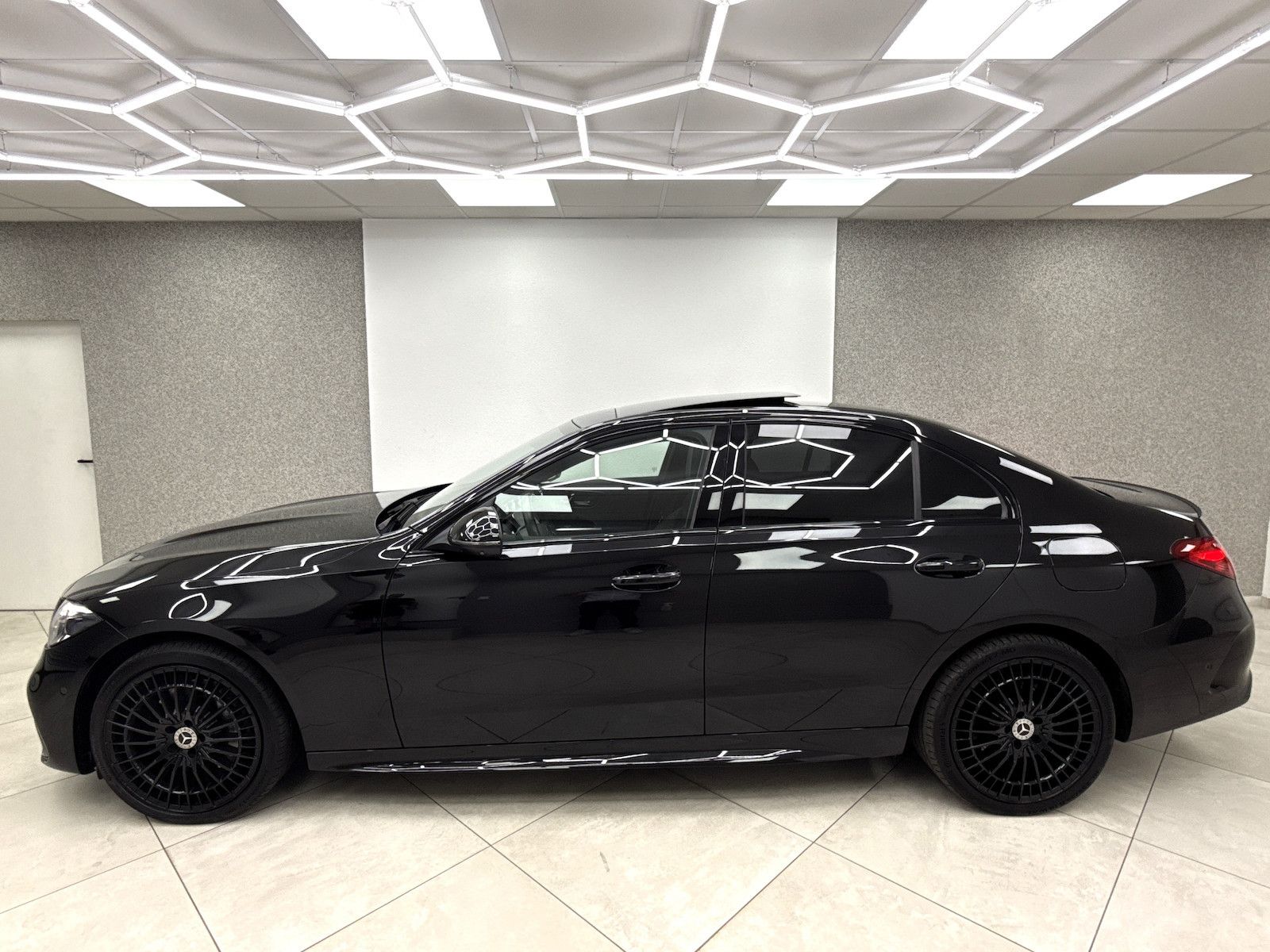 Mercedes-Benz C 300 e AMG Sport Night Pano DLight ACC AHK AugR imagem 3