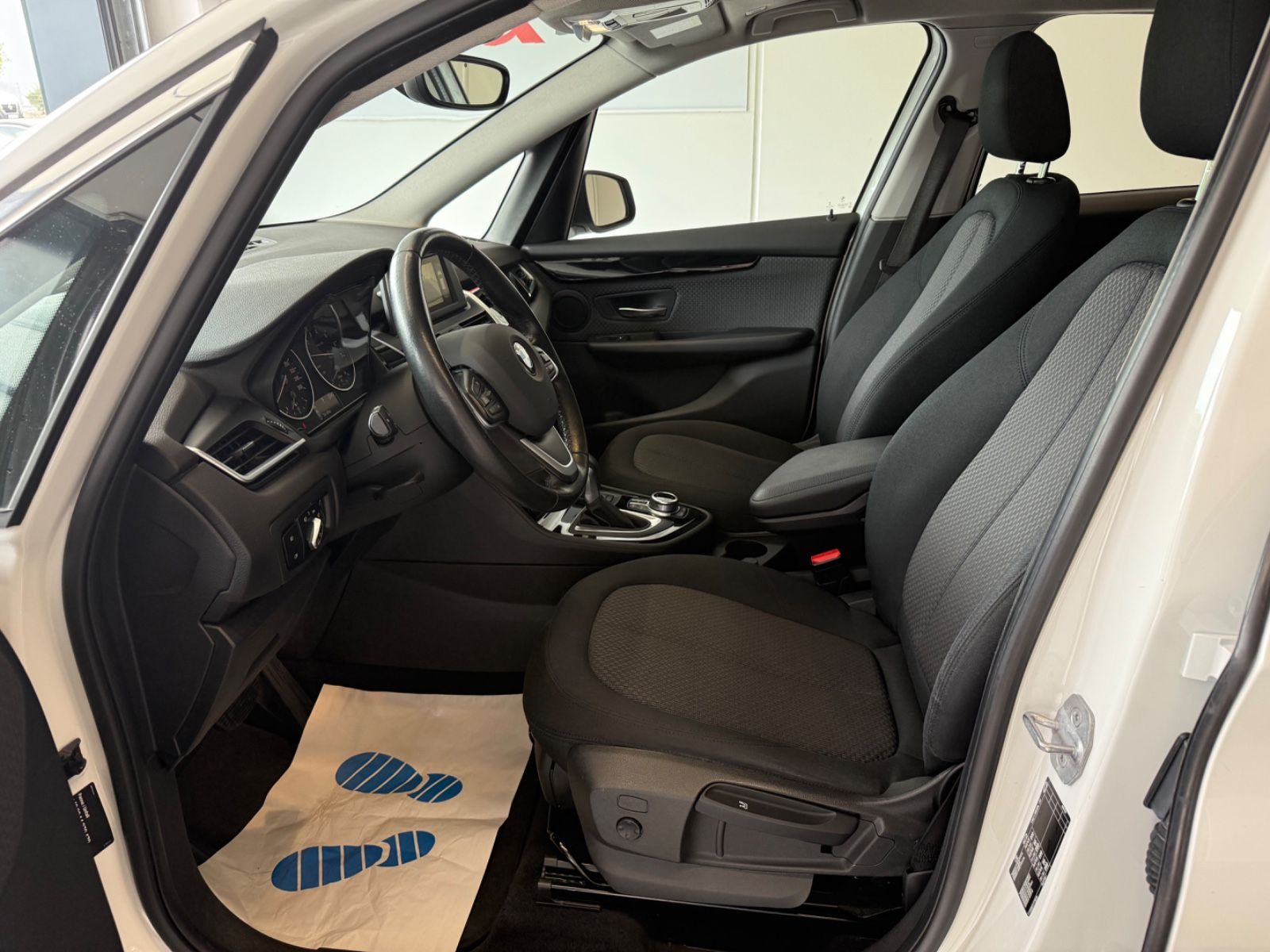 Fahrzeugabbildung BMW 220 i Active Tourer Advantage Business-Paket