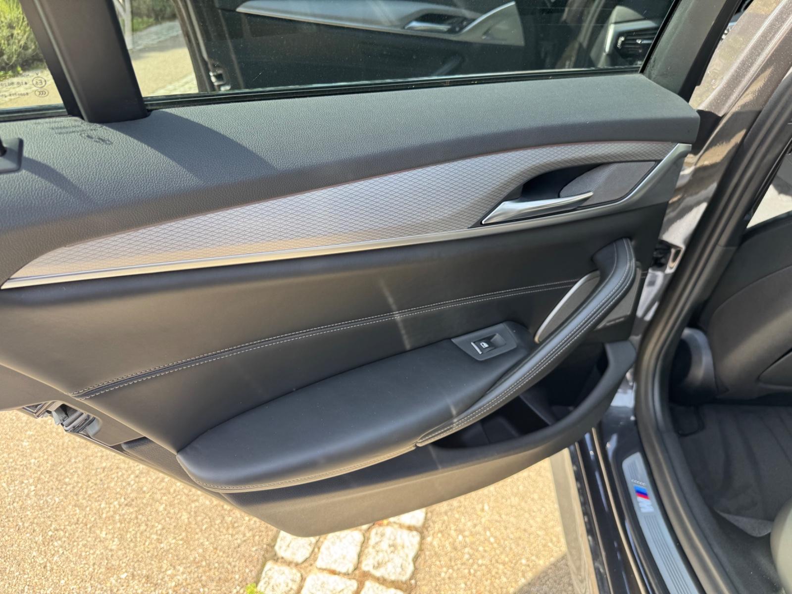 BMW M550 i xDrive/HUD/LED/Titan