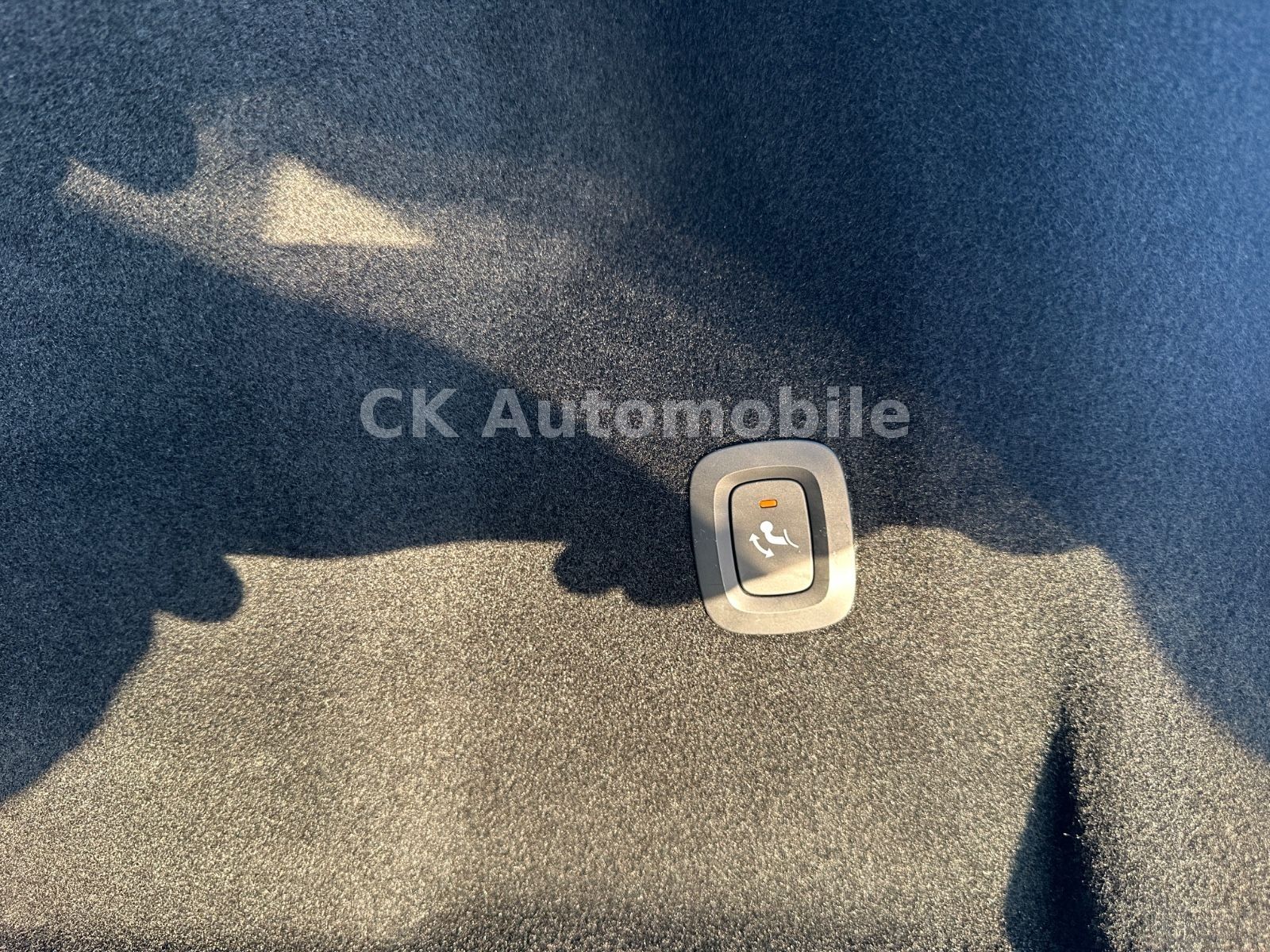 Fahrzeugabbildung Volvo XC60 B4 Plus Dark AWD/BLIS/Navi/LED/Kamera/AHK