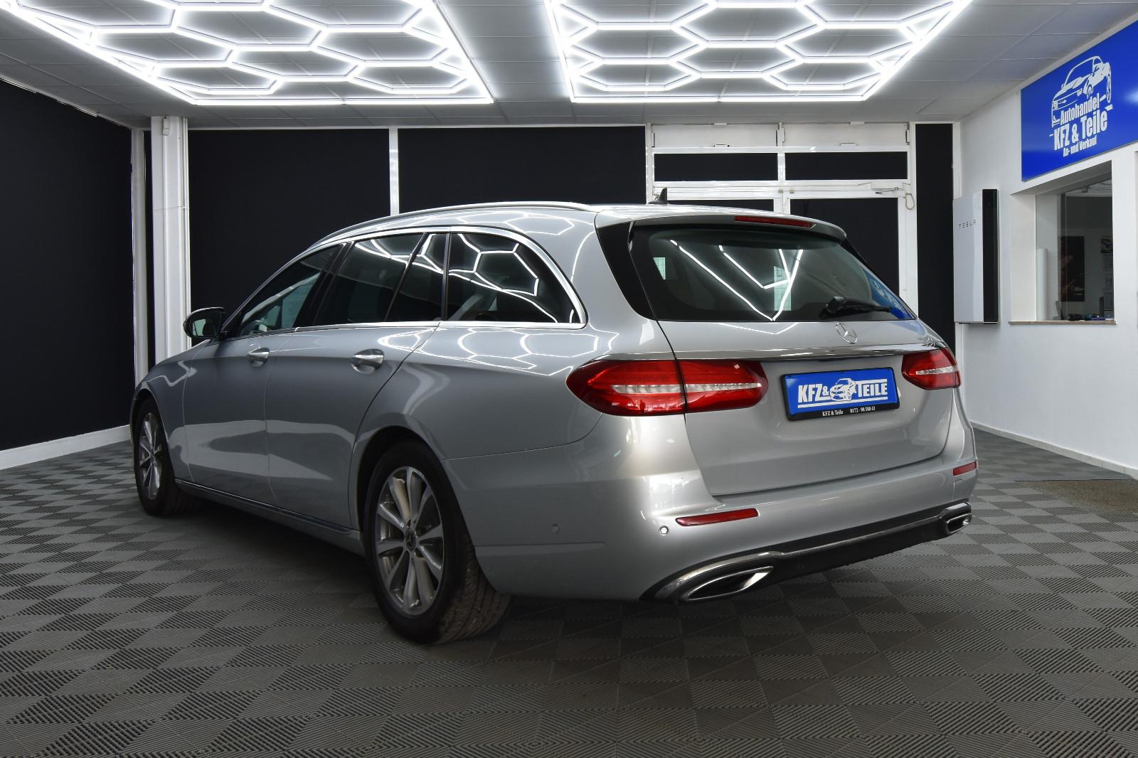 Mercedes-Benz E 220  SHZ AHK RFK LED Ambiente.