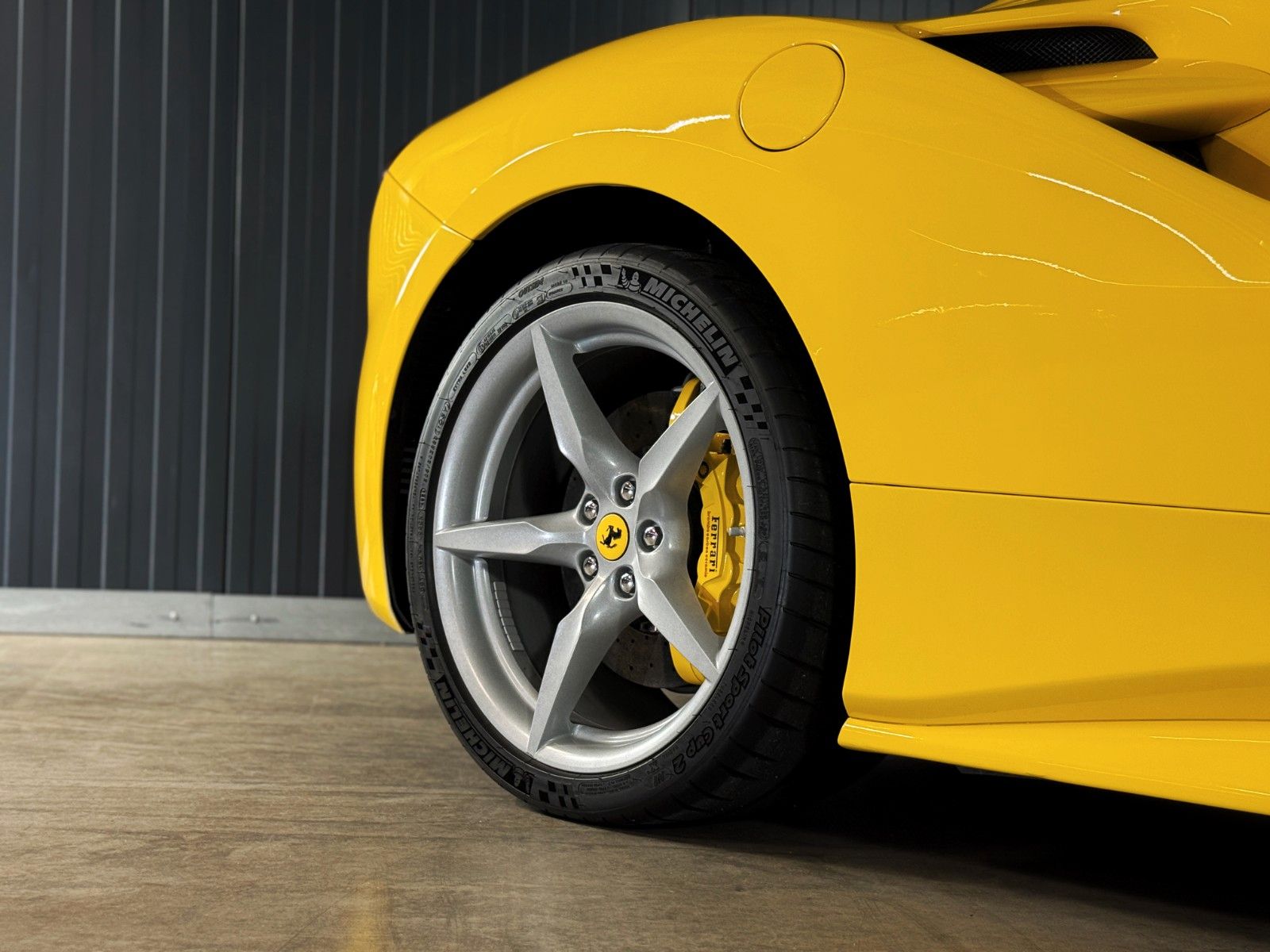 Fahrzeugabbildung Ferrari 488 Spider + Giallo Modena + Scuderia Shields