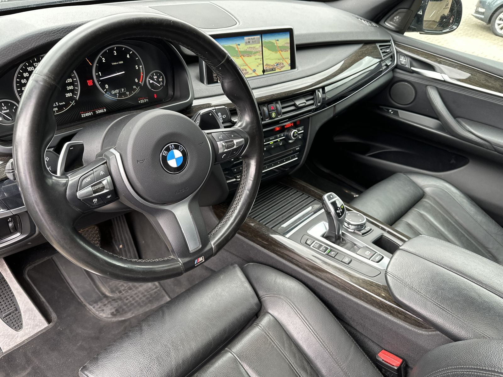Fahrzeugabbildung BMW X5 xDrive30d M-Sport NAV+LED+PANO+KAM+HUD+H&K+PP