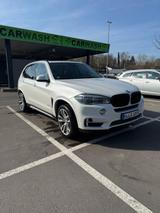 BMW X5 xDrive50i - - BMW X5 mit Benzin-Antrieb: Geländewagen, Xdrive50i