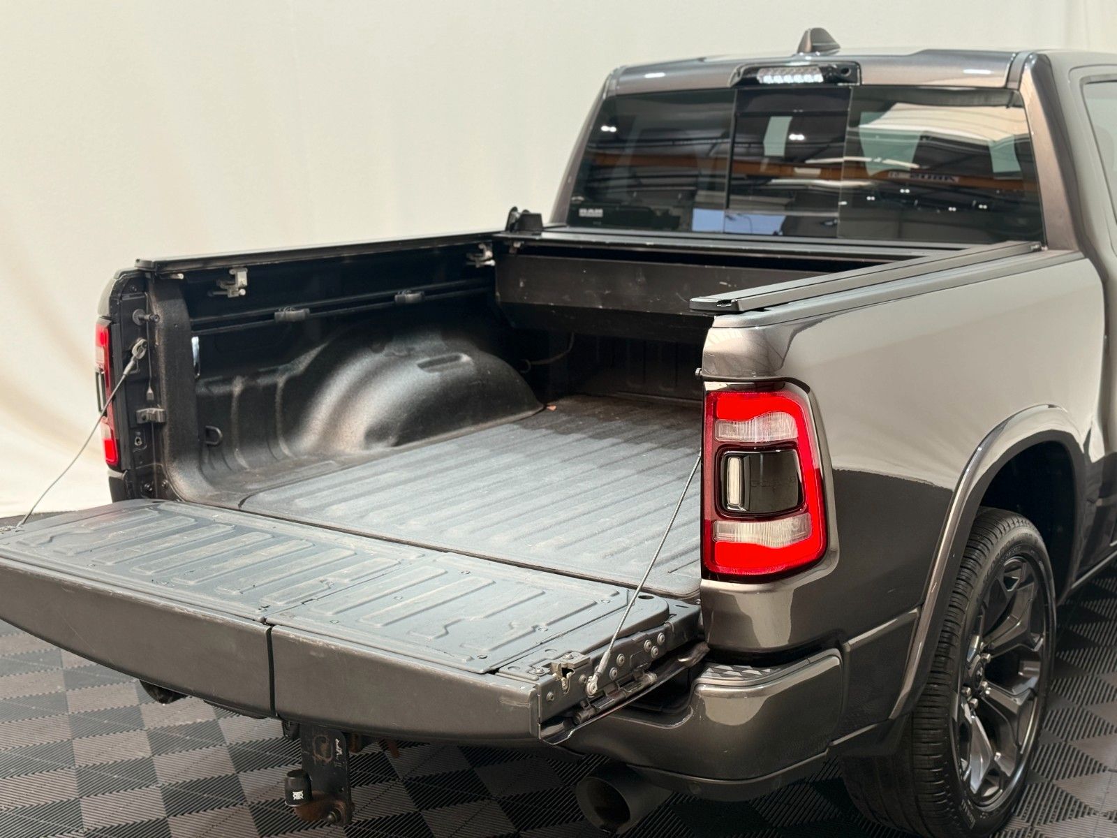 Fahrzeugabbildung Dodge RAM 1500 LIMITED NIGHT CREW CAB 4x4