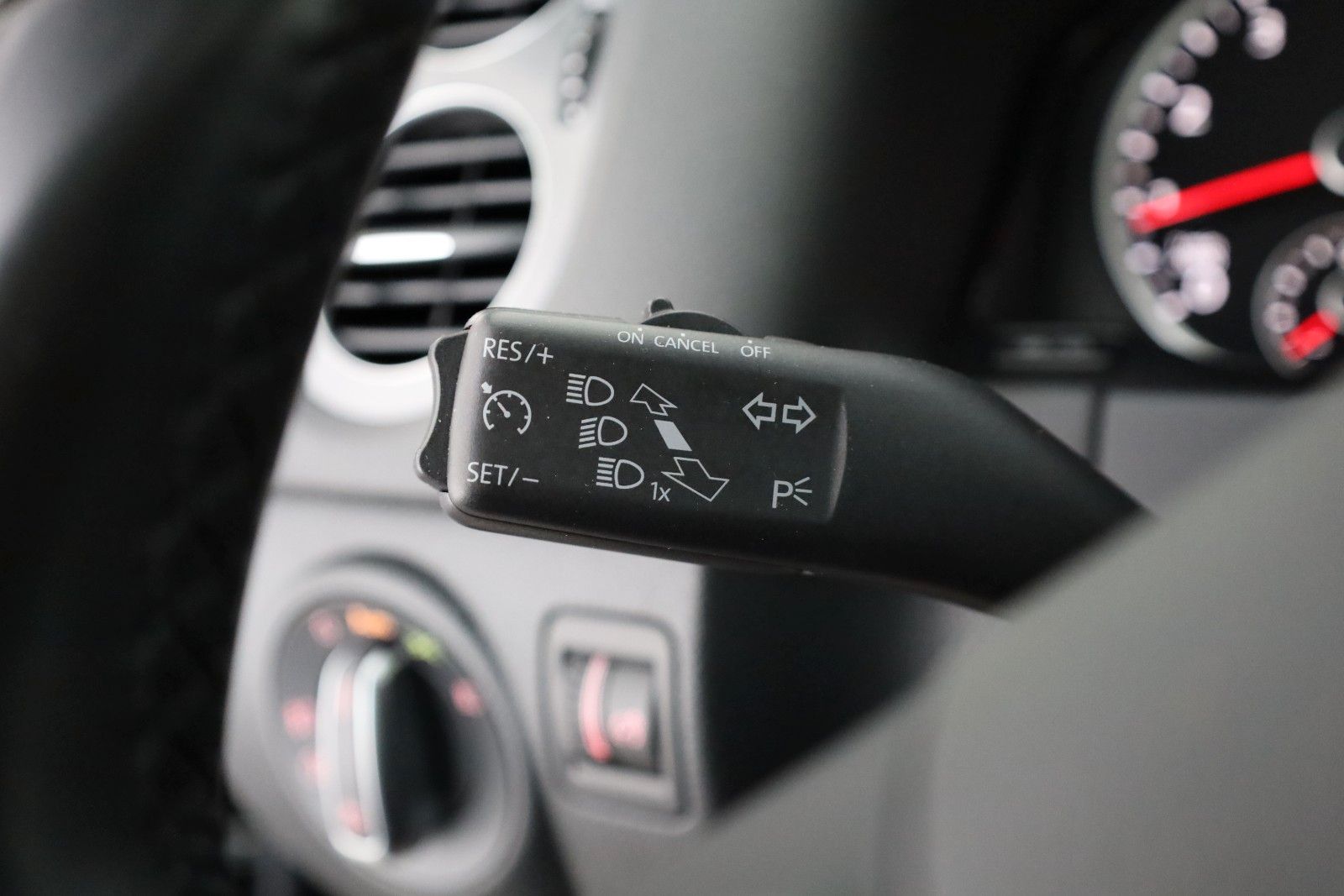 Fahrzeugabbildung Volkswagen Tiguan Sport & Style Navi,Xenon,Panorama,SH,PDC