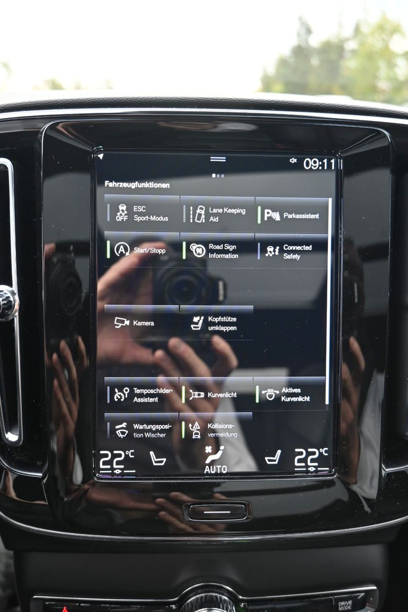 Fahrzeugabbildung Volvo XC40 T3 R Design *PANO*RFK*H&K*Leder*