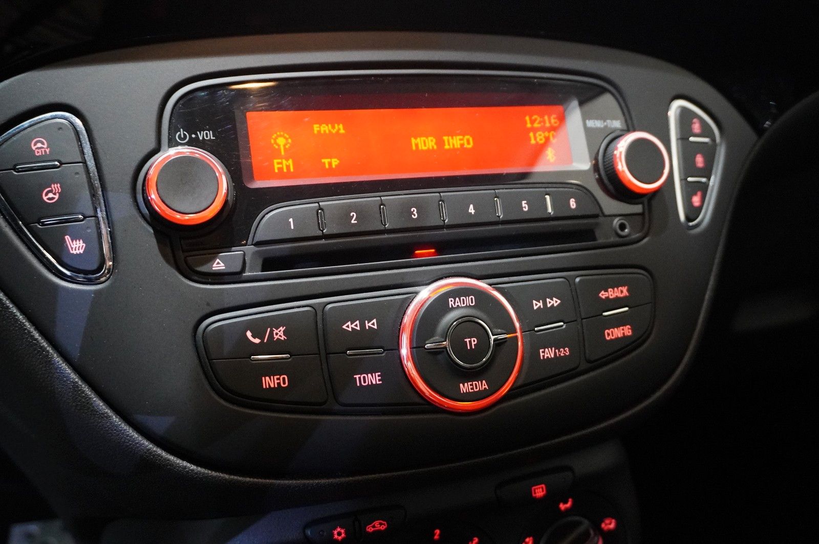 Fahrzeugabbildung Opel Corsa E 1.4 COLOR EDITION SPORT/SHZ/PDC/TEMP.