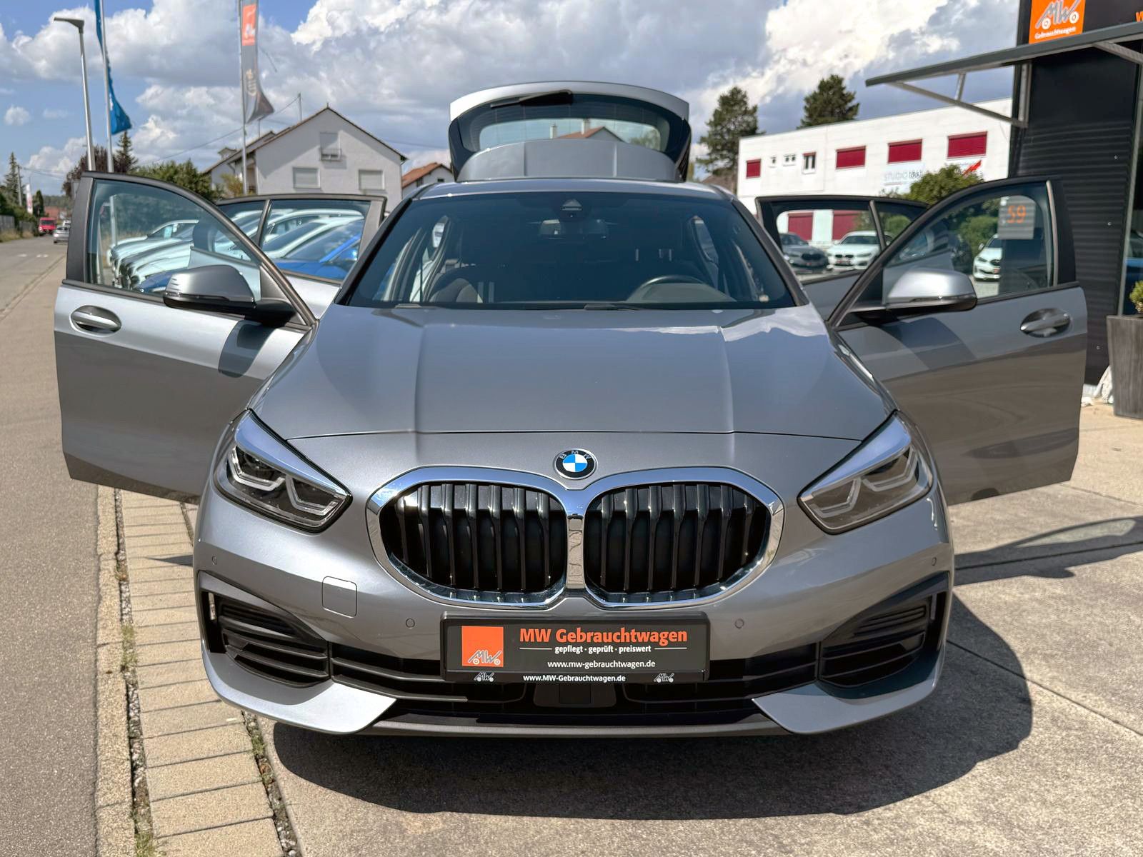 Fahrzeugabbildung BMW 120i Advantage Steptr. ACC PDC AHK H&K SHZ LED