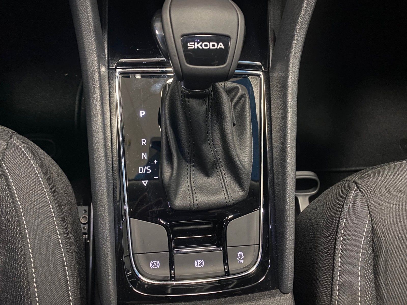 Fahrzeugabbildung SKODA Karoq 1.5 TSI DSG+Garantie 2030 oder 100tKM+NAVI