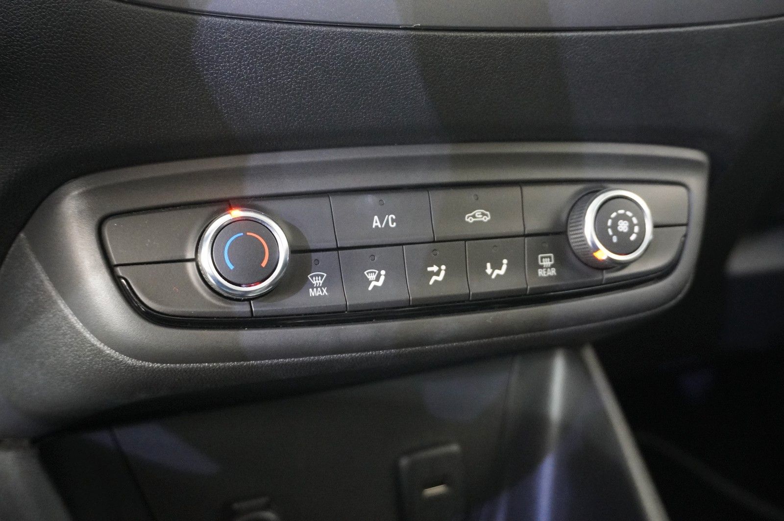 Fahrzeugabbildung Opel Crossland (X) 1.2 EDITION NAVI/LED/KAMERA/TEMP.