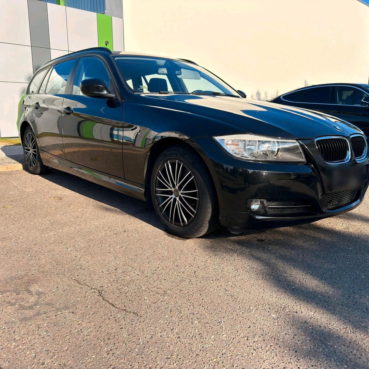 BMW 320 2011 — rear view