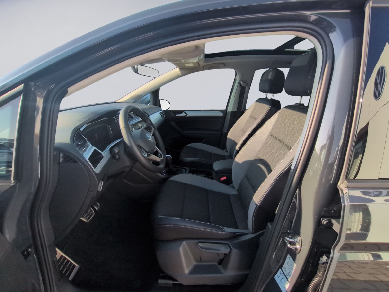 Touran 1.5 TSI DSG R Line 7Sitzer+AHK+PANO+MATRI