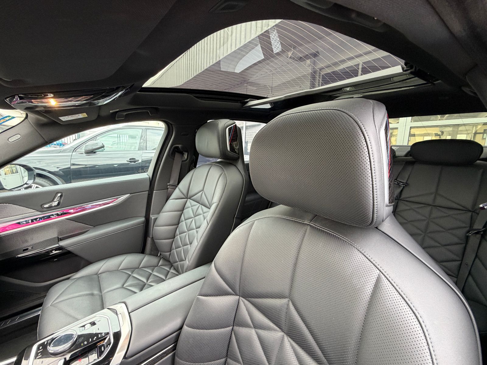 Fahrzeugabbildung BMW 740 d xDrive M Sport/CINEMA-TV/SKY LOUNGE/ICONIC
