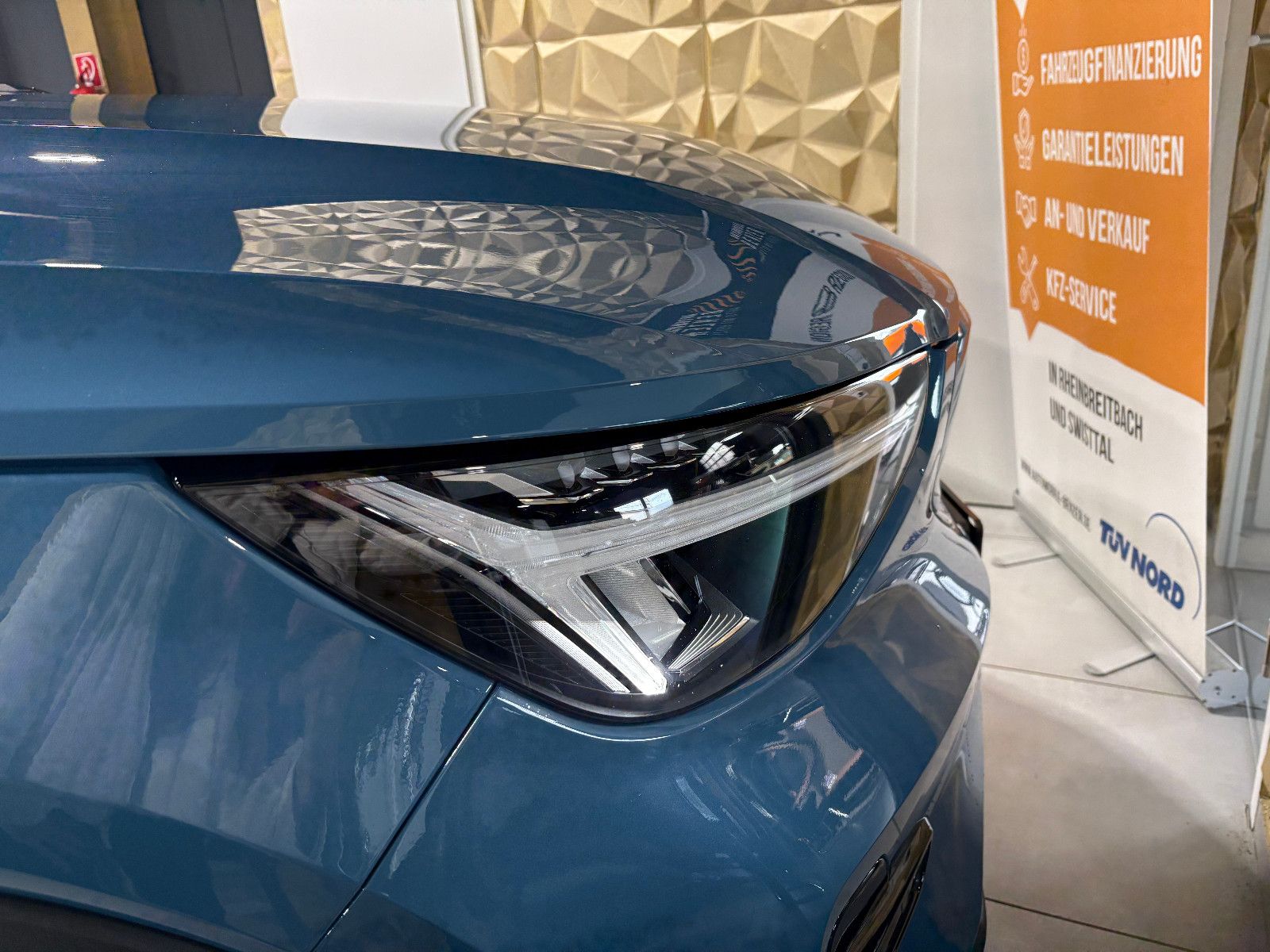 Fahrzeugabbildung Volvo XC 40 Core Plus Recharge Electric/KAMERA/CARPLAY