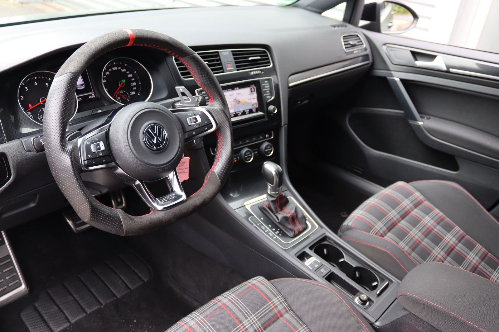 Fahrzeugabbildung Volkswagen Golf VII GTI  DSG 323 PS NAVI Bi-XENON PDC 8xALU