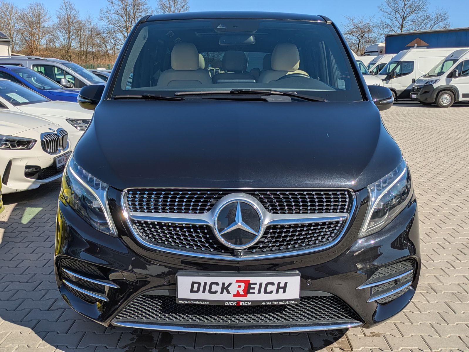 Fahrzeugabbildung Mercedes-Benz V 300 d 4MATIC AMG lang PANO*LED*LEDER*DISTR.