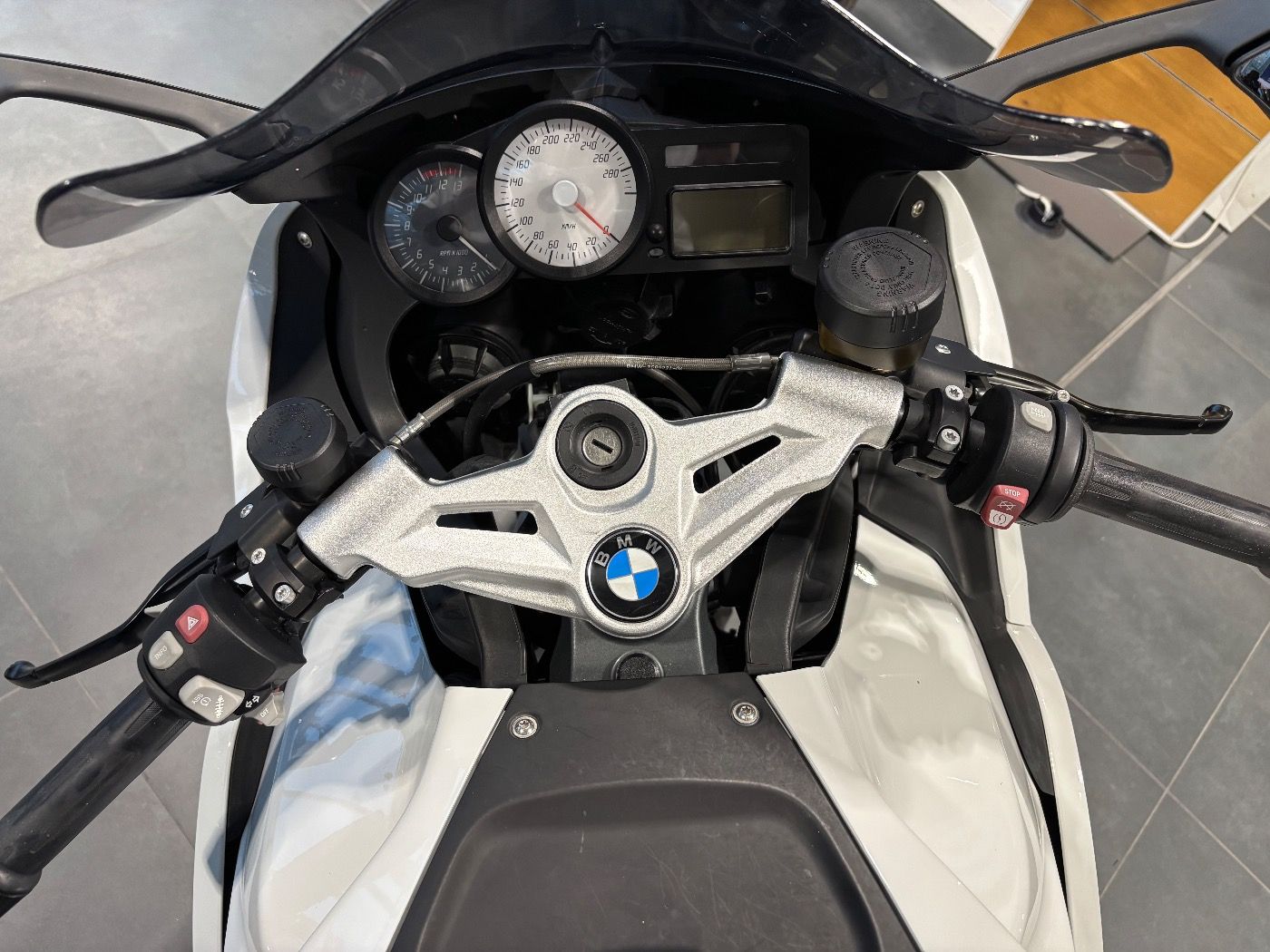 Fahrzeugabbildung BMW K 1300 S Sondermodell 30 Jahre Akrapovic
