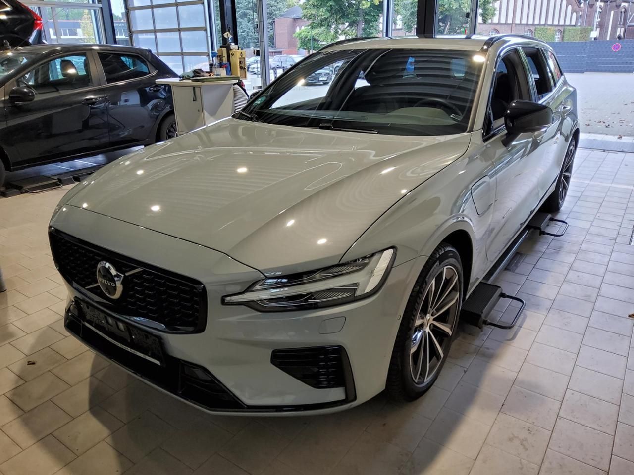 Volvo V60 T8 PLUG-IN AWD PLUS DARK AHK+FAP+PANO+MEMORY foto 2