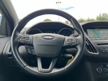 Bild 14 Ford Focus Turnier Business Navi Soundsystem Lenkrad