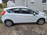 Ford Fiesta 1,25 59 kw SYNC Edition / Frostweiß 