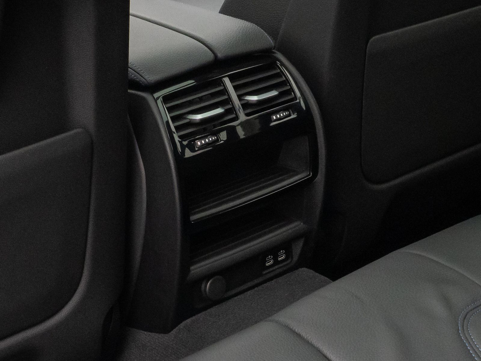 Fahrzeugabbildung BMW 530d xD M Sport Panorama Kamera HUD HiFi Komfort