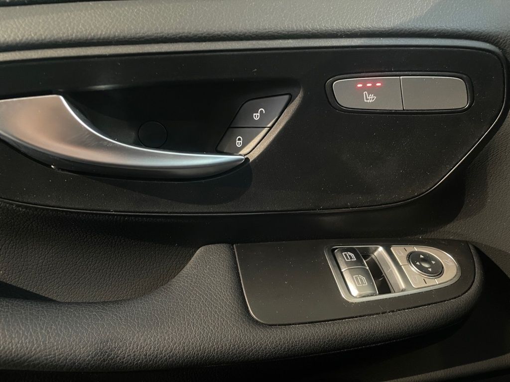 Fahrzeugabbildung Mercedes-Benz EQV 300 lang Nav Distronic Sitzhzg PTS RFK Vorkl